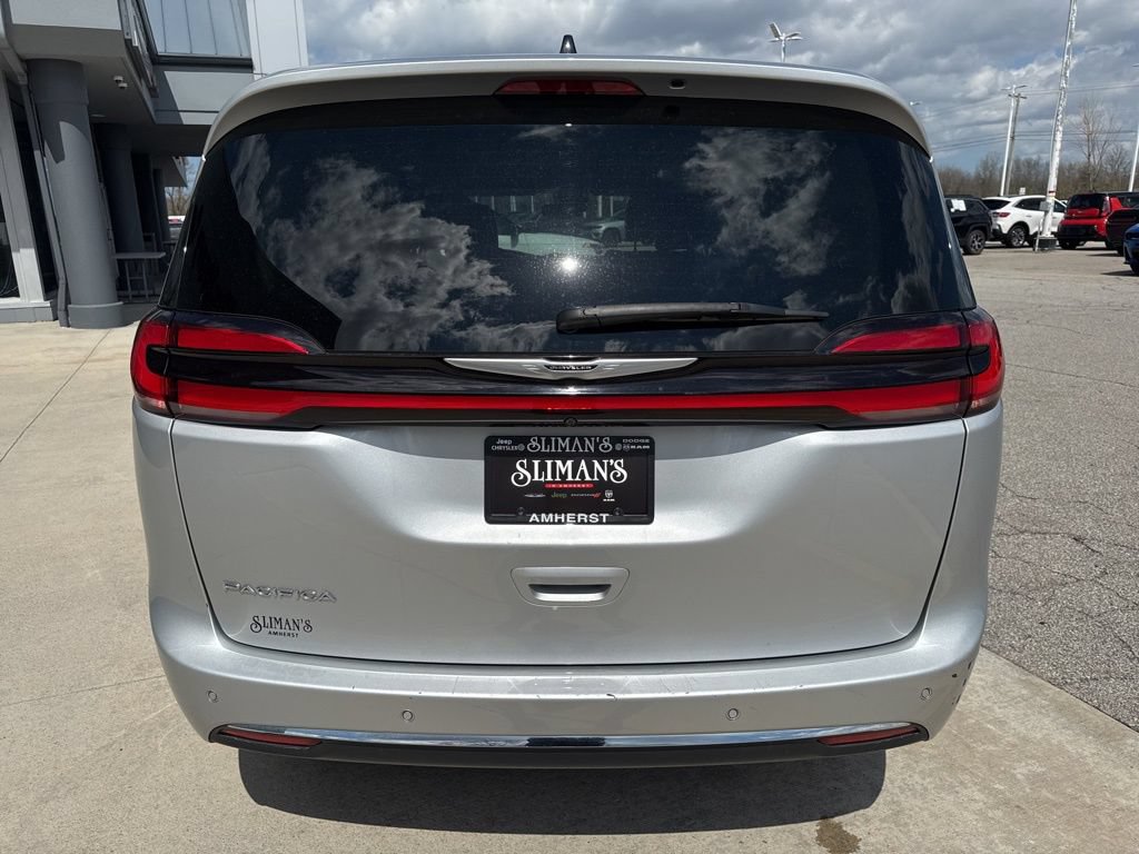 Used 2024 Chrysler Pacifica Touring-L FWD image 6