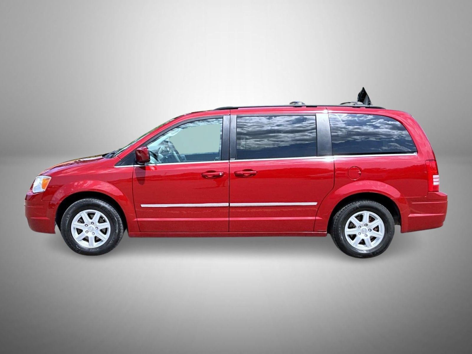 Used 2010 Chrysler Town & Country Touring w/ Entertainment Group #2 FWD image 8