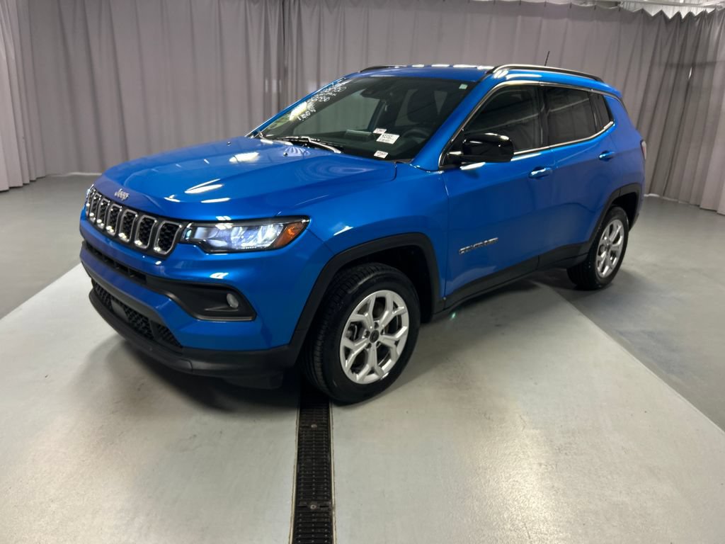 Used 2025 Jeep Compass Latitude AWD/4WD image 3