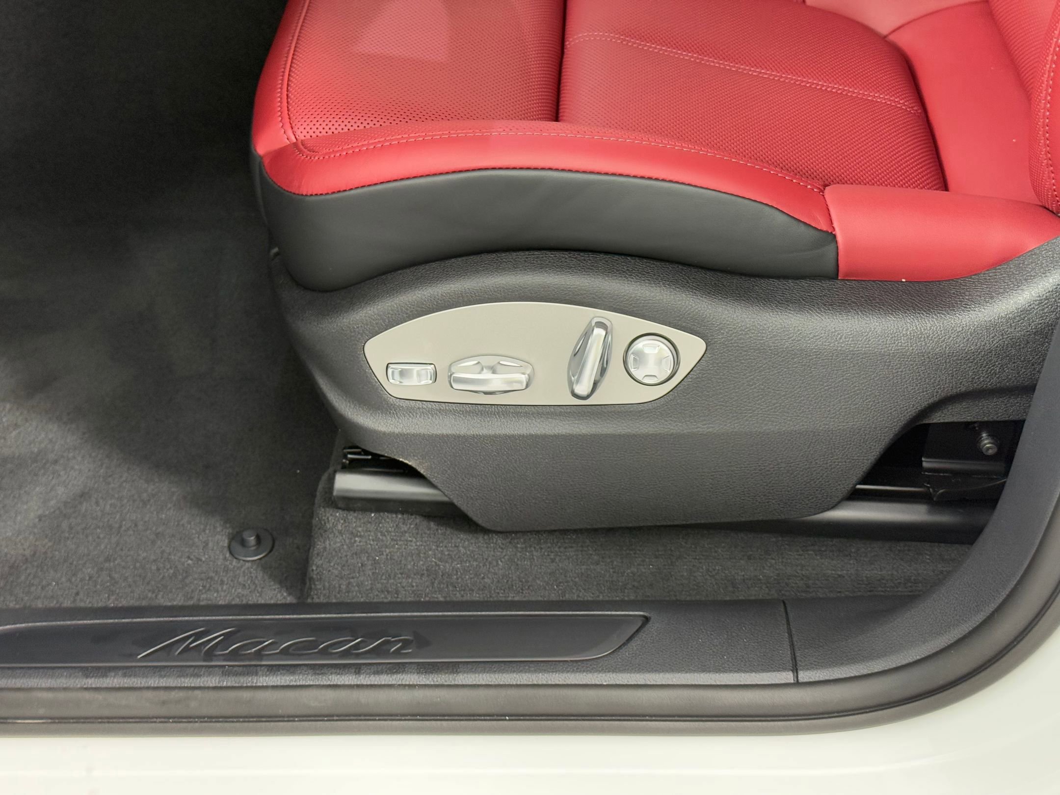 Certified 2026 Porsche Macan AWD/4WD image 15