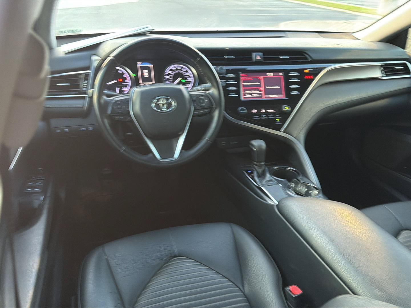 Used 2018 Toyota Camry SE w/ Convenience Package FWD image 18