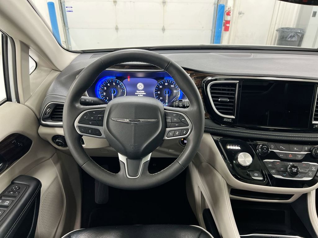 Used 2023 Chrysler Pacifica Limited FWD image 11