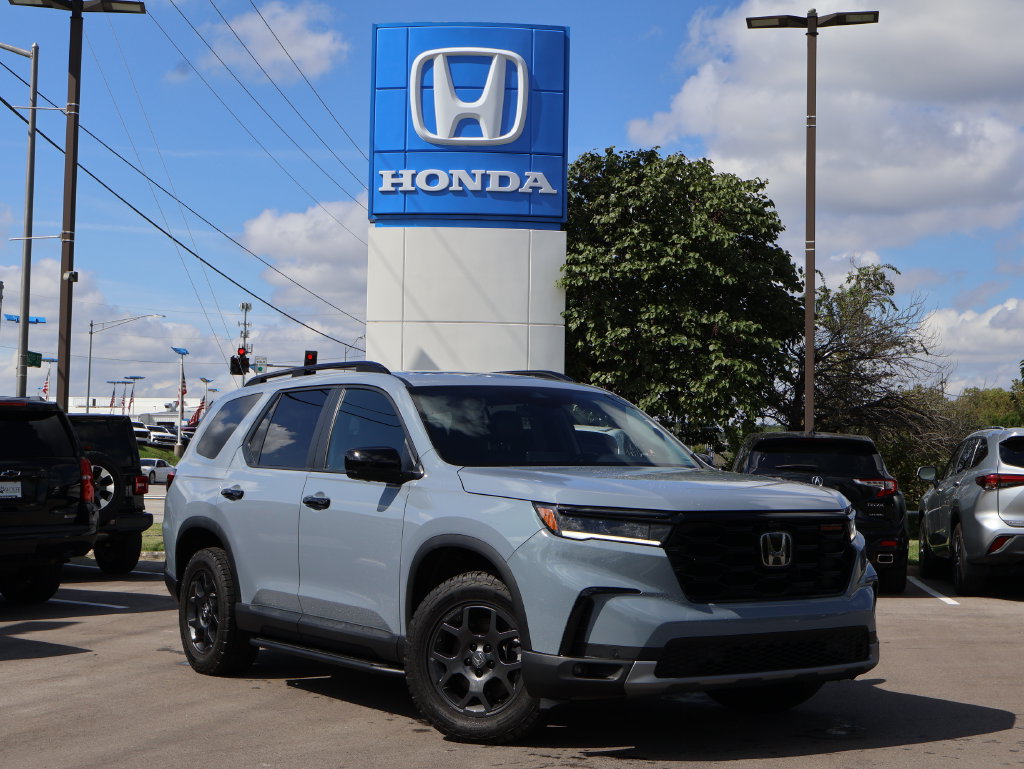 Certified 2025 Honda Pilot TrailSport image 1