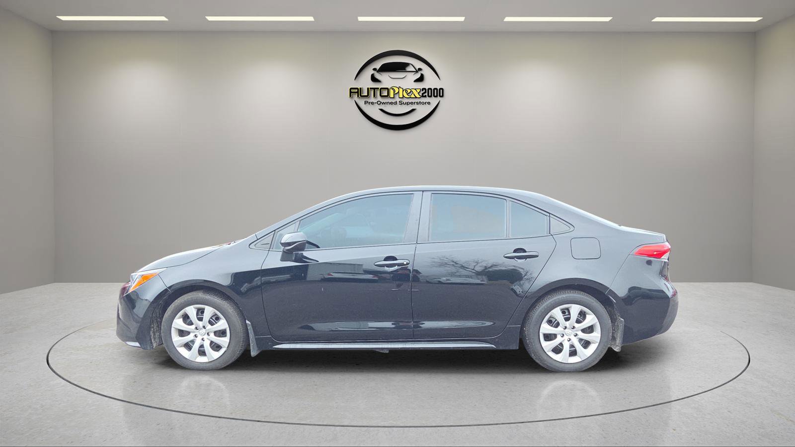 Used 2025 Toyota Corolla LE FWD image 4
