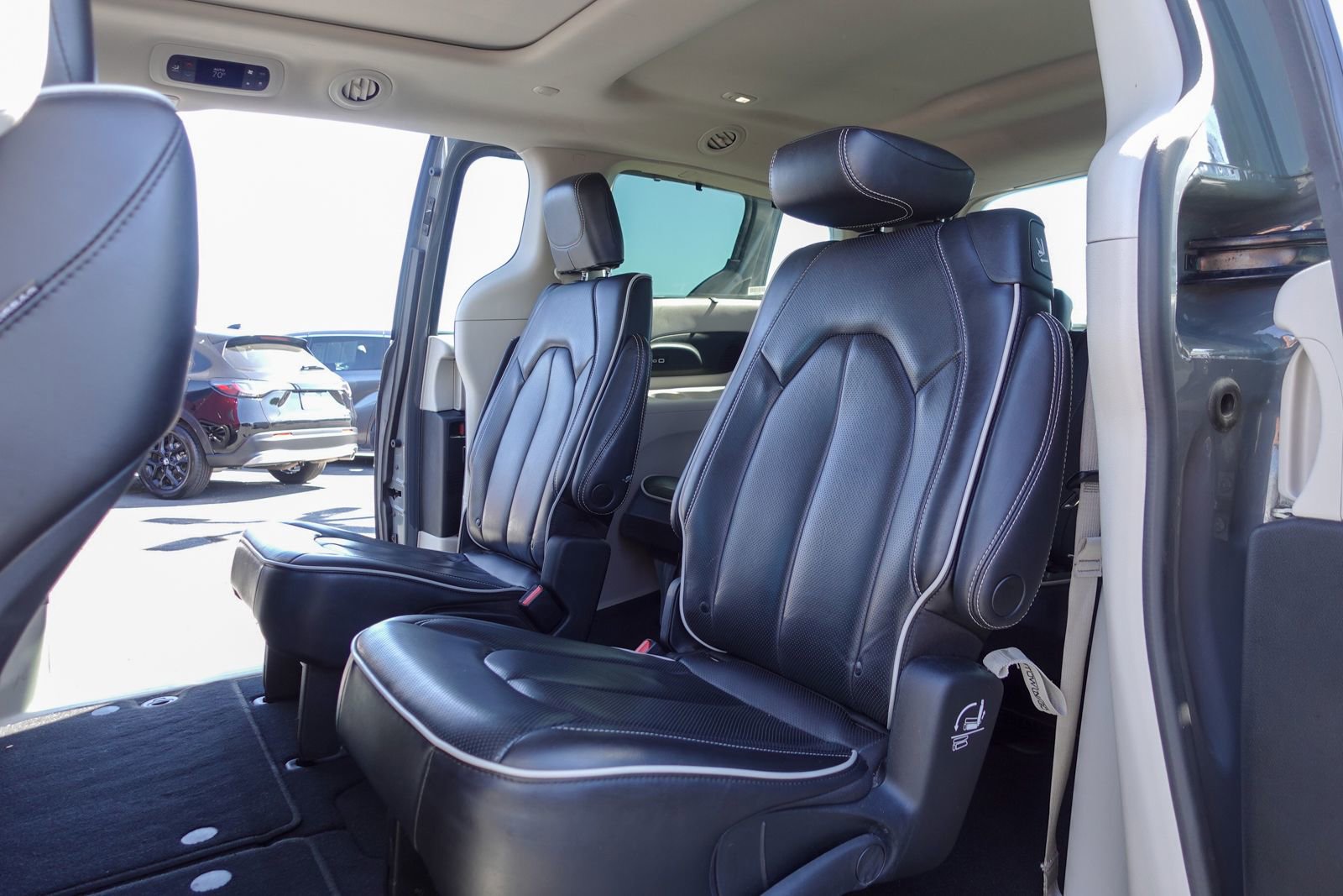 Used 2023 Chrysler Pacifica Limited FWD image 12