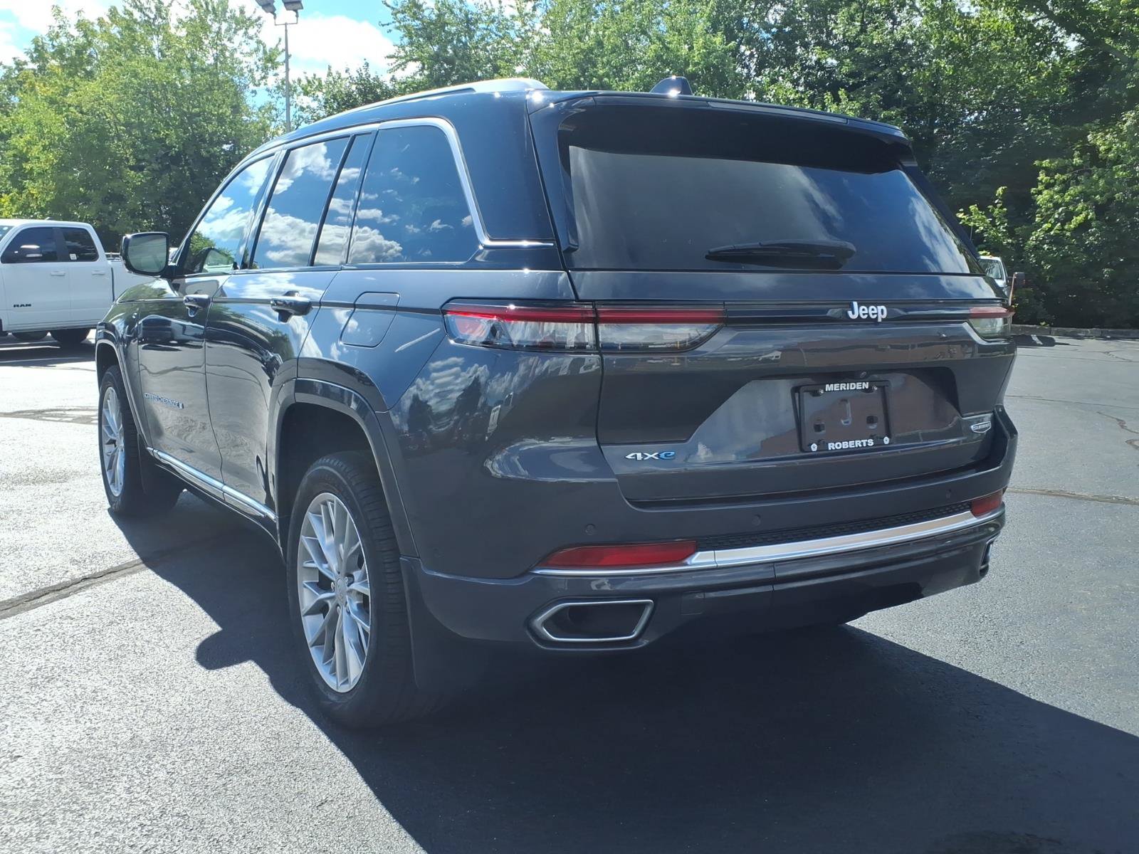 Used 2023 Jeep Grand Cherokee Summit w/ Luxury Tech Group V AWD/4WD image 8