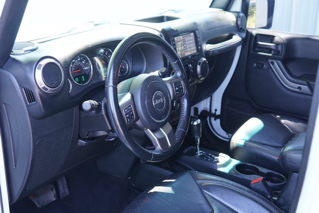 Used 2018 Jeep Wrangler Unlimited Sahara AWD/4WD image 13