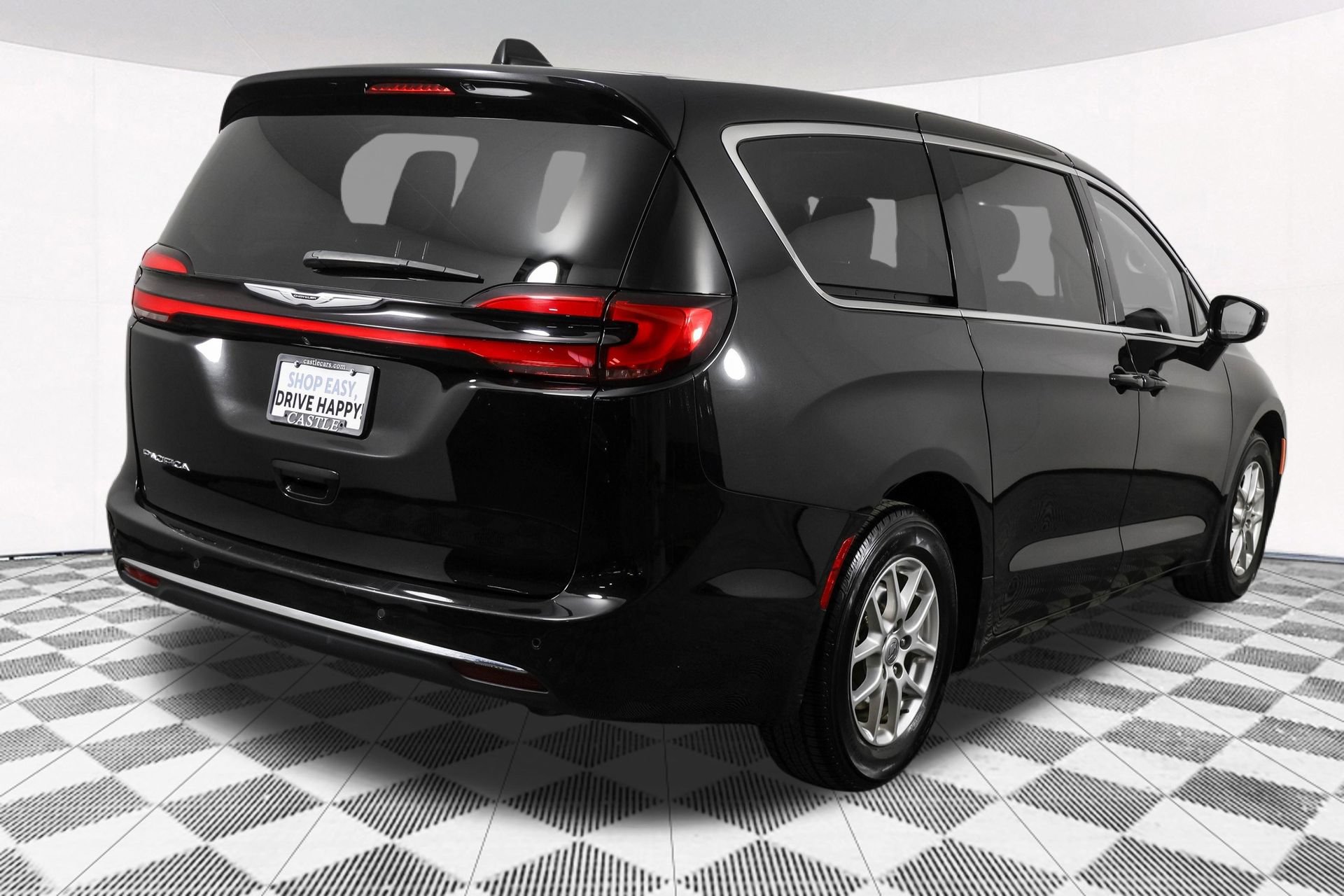 Used 2024 Chrysler Pacifica Touring-L FWD image 14