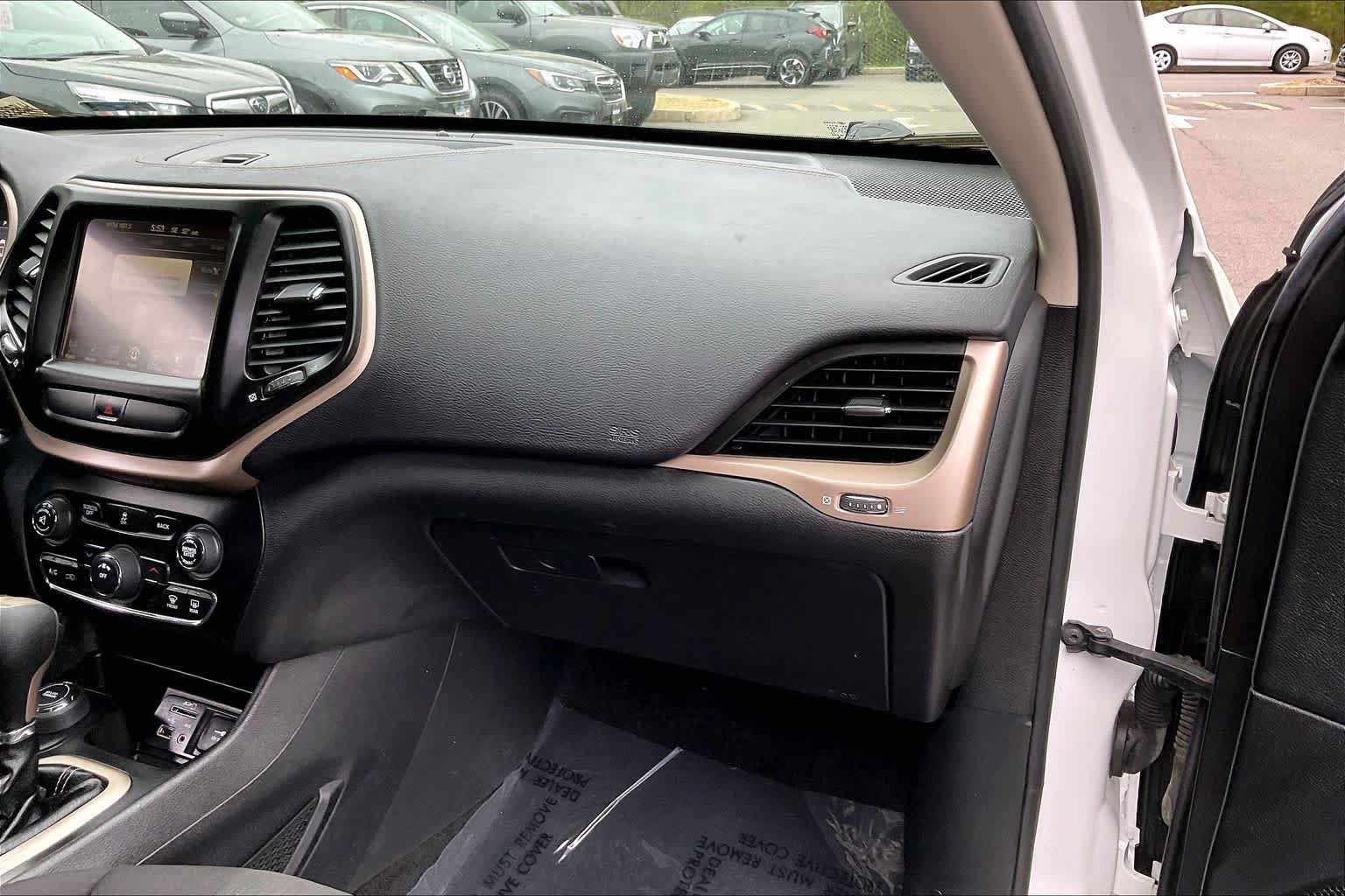 Used 2017 Jeep Cherokee Latitude w/ Cold Weather Group AWD/4WD image 19