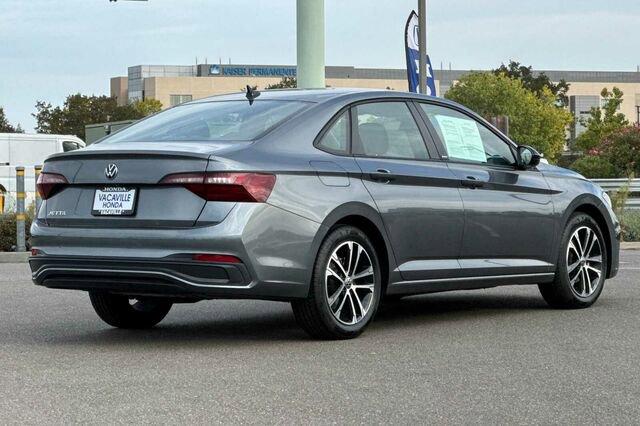 Used 2024 Volkswagen Jetta Sport image 4