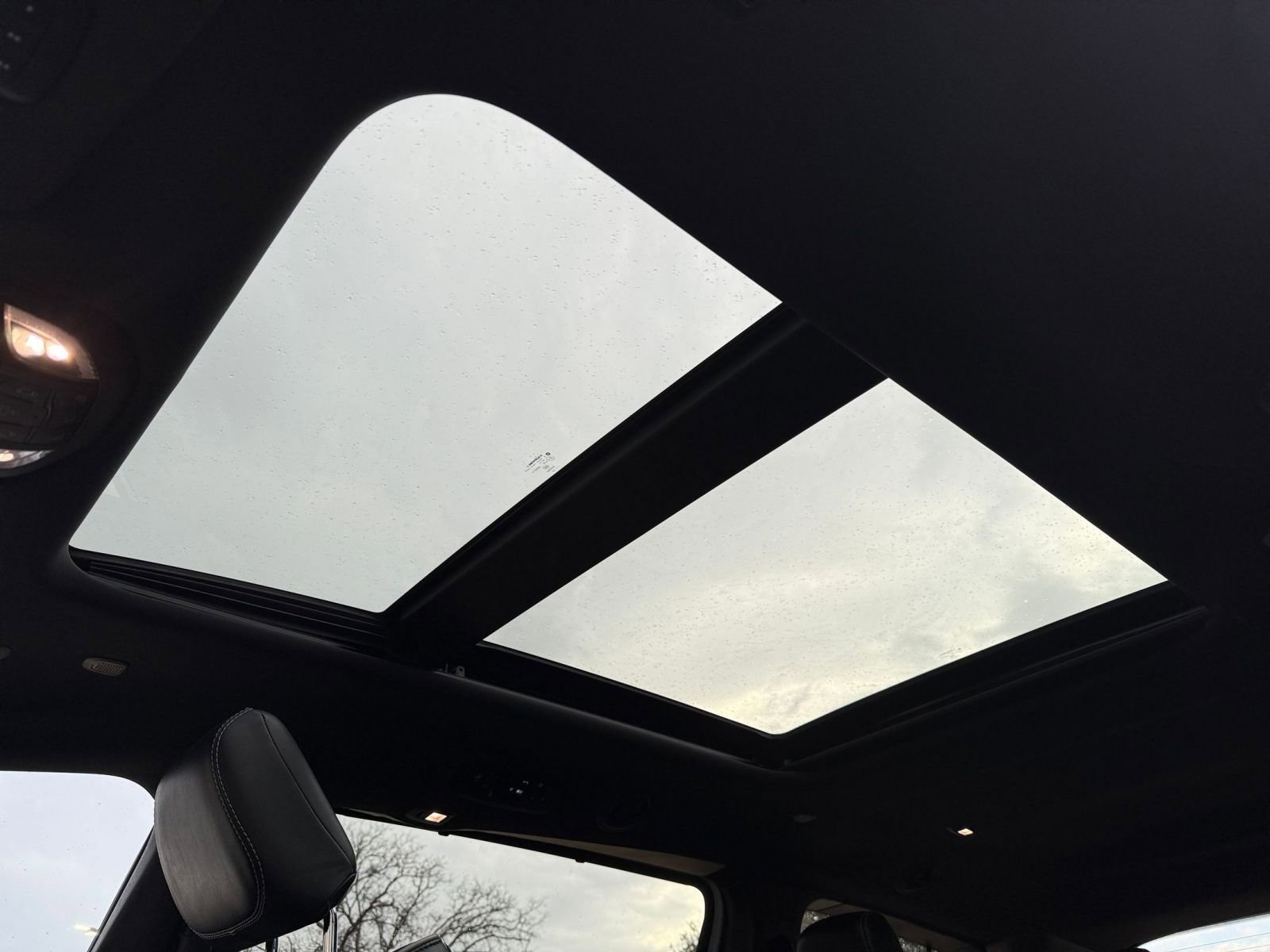 Used 2025 Chrysler Pacifica Limited image 33