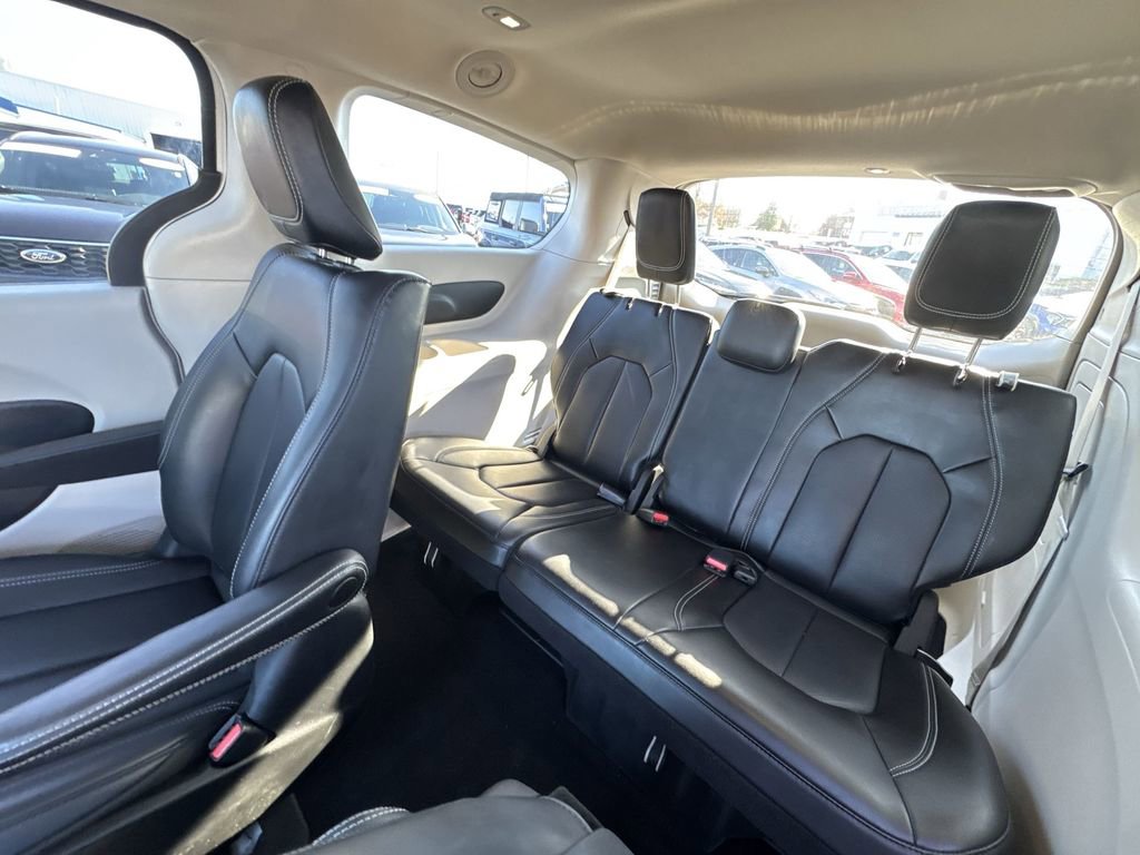 Used 2023 Chrysler Pacifica Touring-L image 22