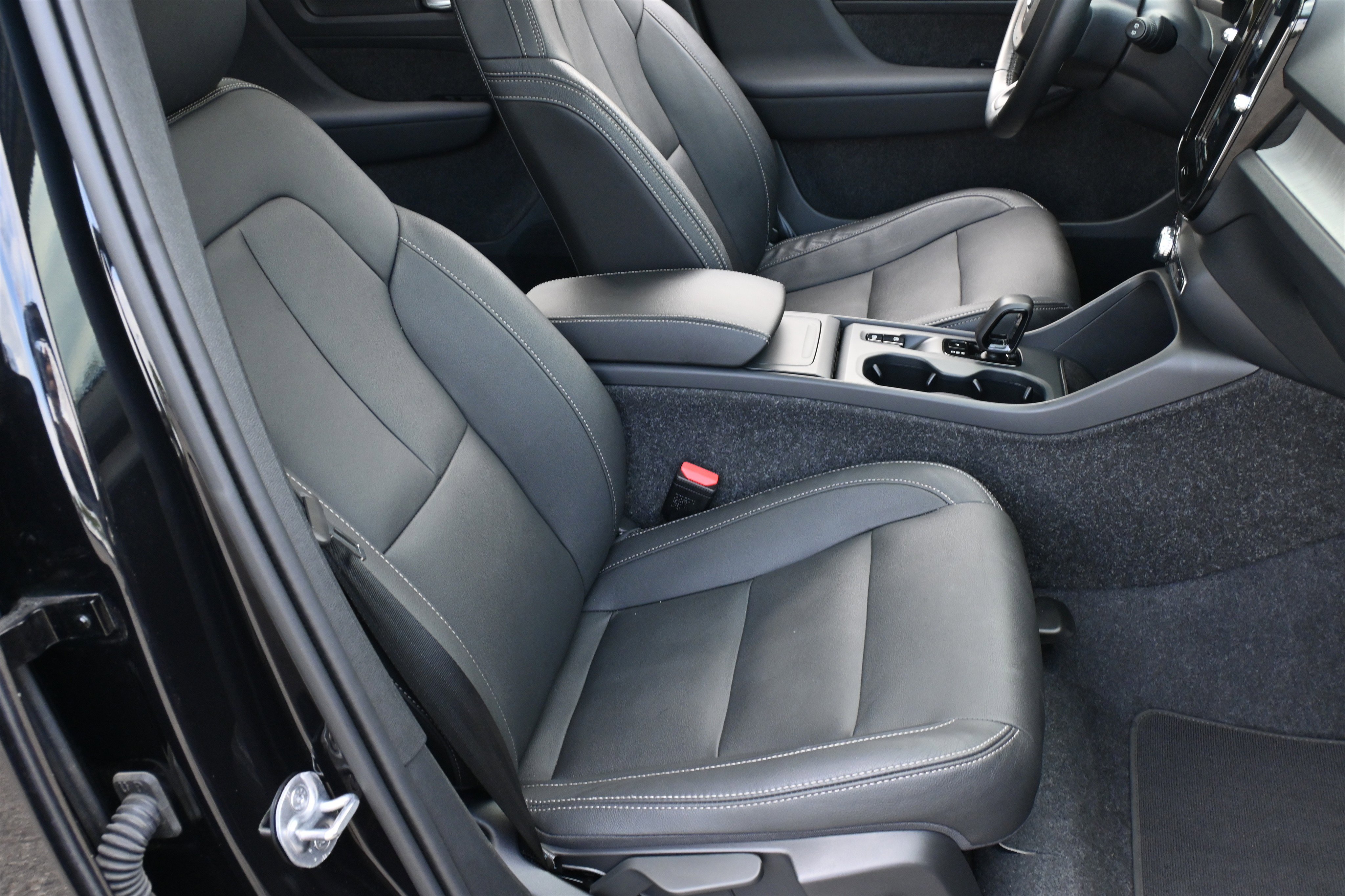 Used 2025 Volvo XC40 B5 Core image 22