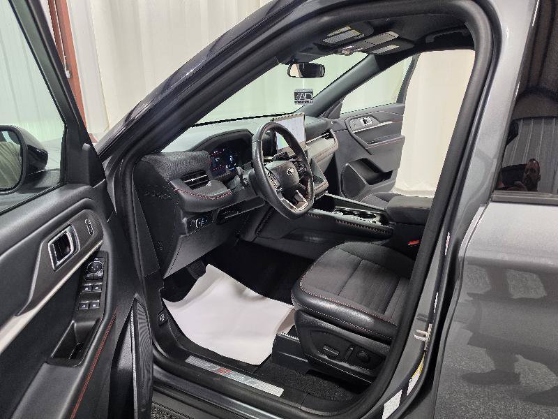 Used 2025 Ford Explorer ST-Line w/ ST-Line Street Pack AWD/4WD image 10