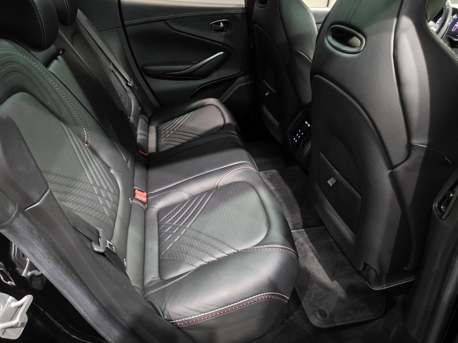 Used 2021 Aston Martin DBX image 21