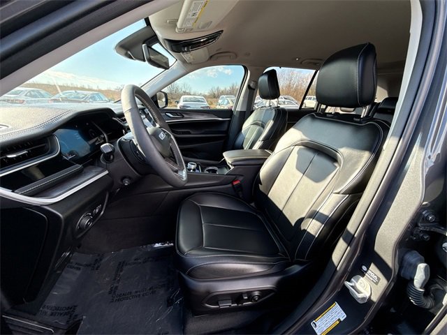 Used 2023 Jeep Grand Cherokee Limited w/ Luxury Tech Group II image 16