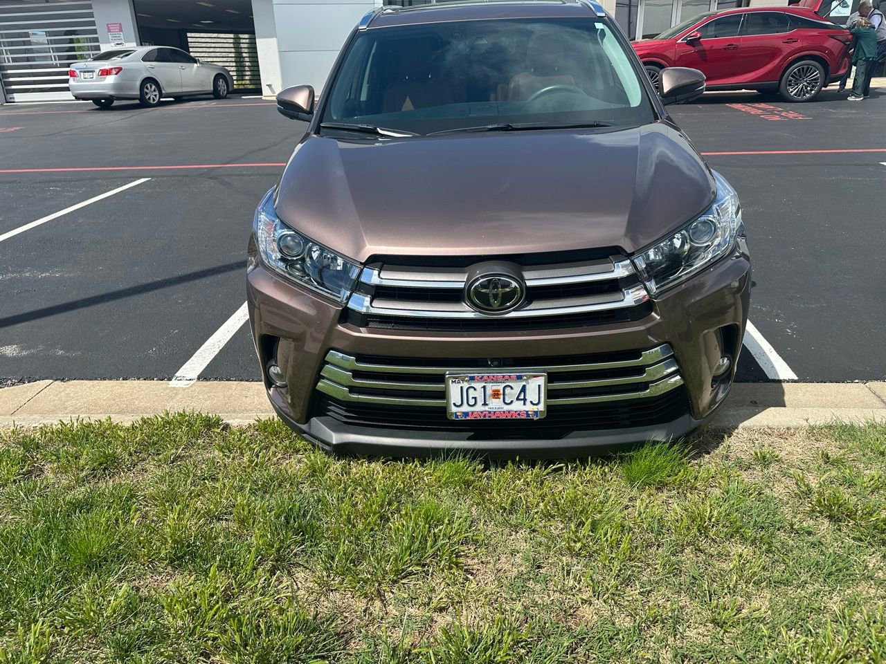 Used 2018 Toyota Highlander Limited Platinum FWD image 2