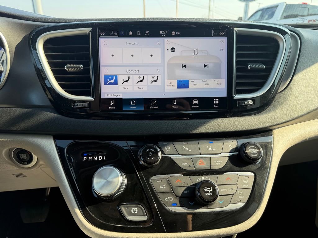 Used 2023 Chrysler Pacifica Touring-L image 32