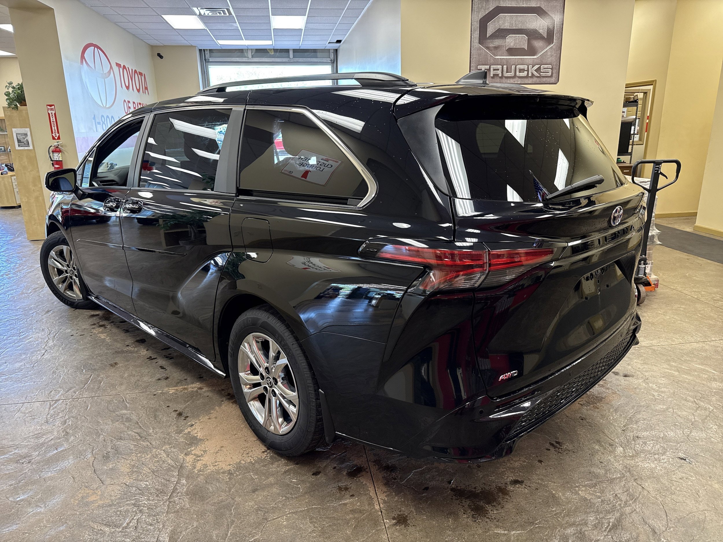 Used 2023 Toyota Sienna XSE w/ XSE Plus Package AWD/4WD image 8
