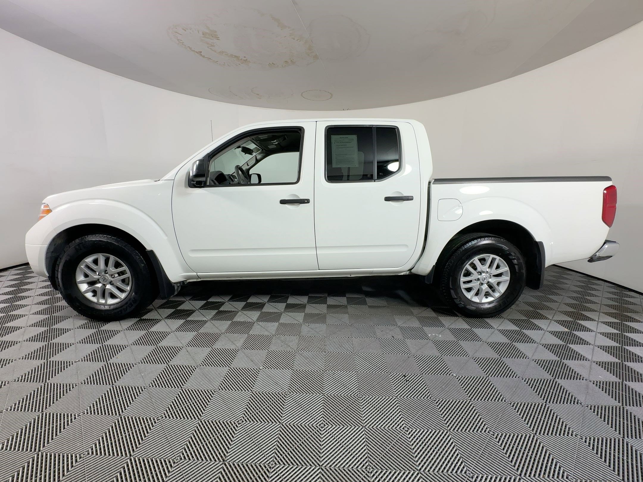 Used 2021 Nissan Frontier SV image 2