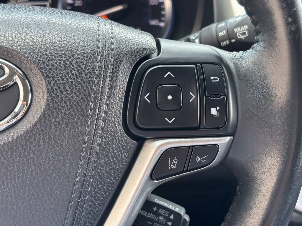 Used 2017 Toyota Highlander Limited AWD/4WD image 33