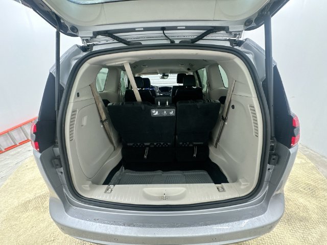 Used 2021 Chrysler Pacifica Touring-L FWD image 27