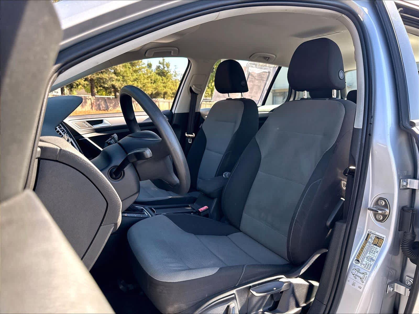 Used 2016 Volkswagen e-Golf SE w/ DC Fast Charging Package FWD image 29