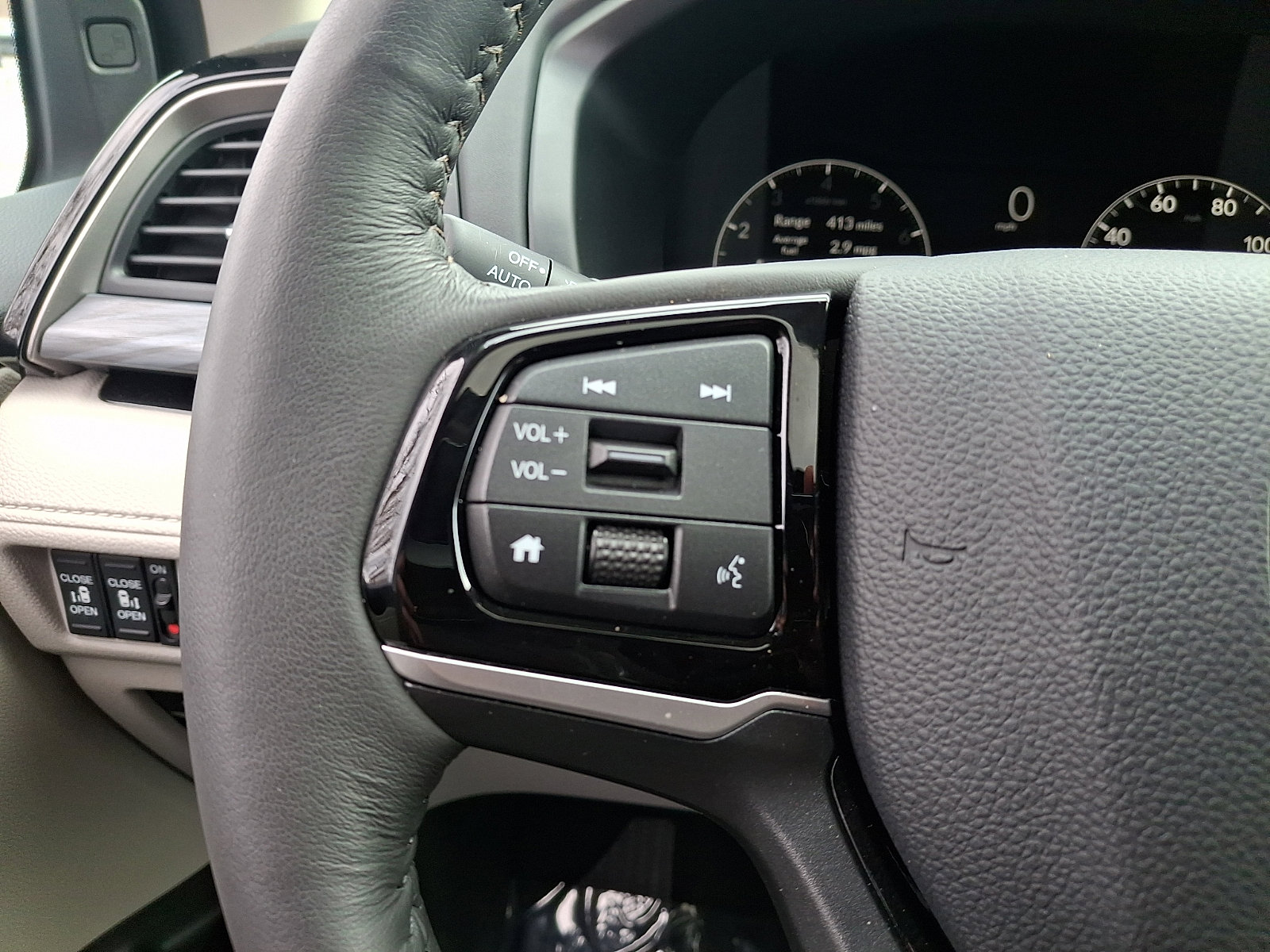 Used 2025 Honda Odyssey Elite image 24