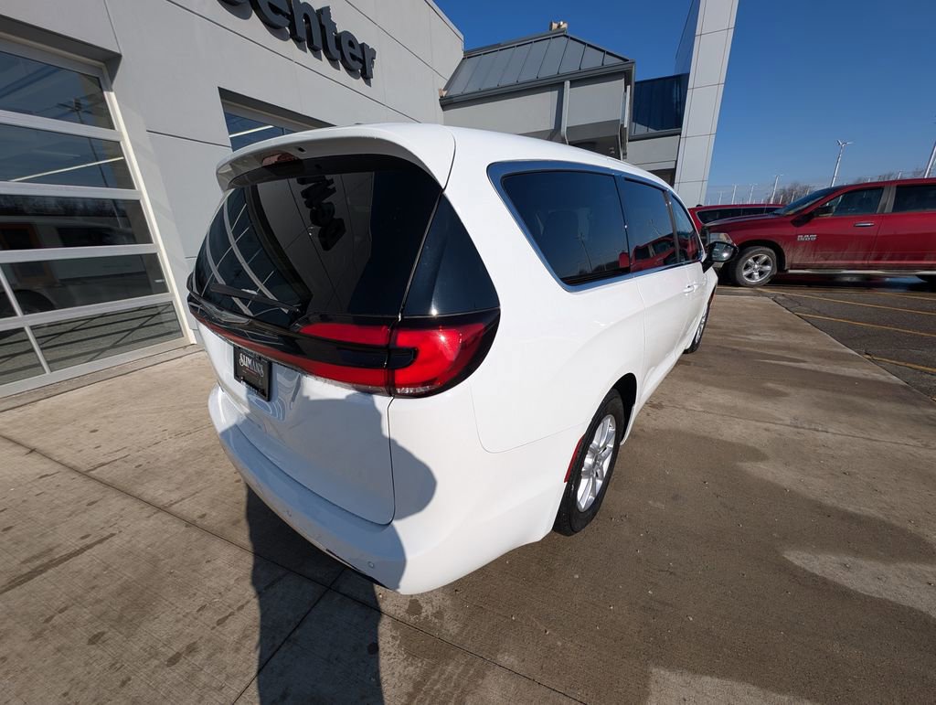 Used 2024 Chrysler Pacifica Touring-L image 5