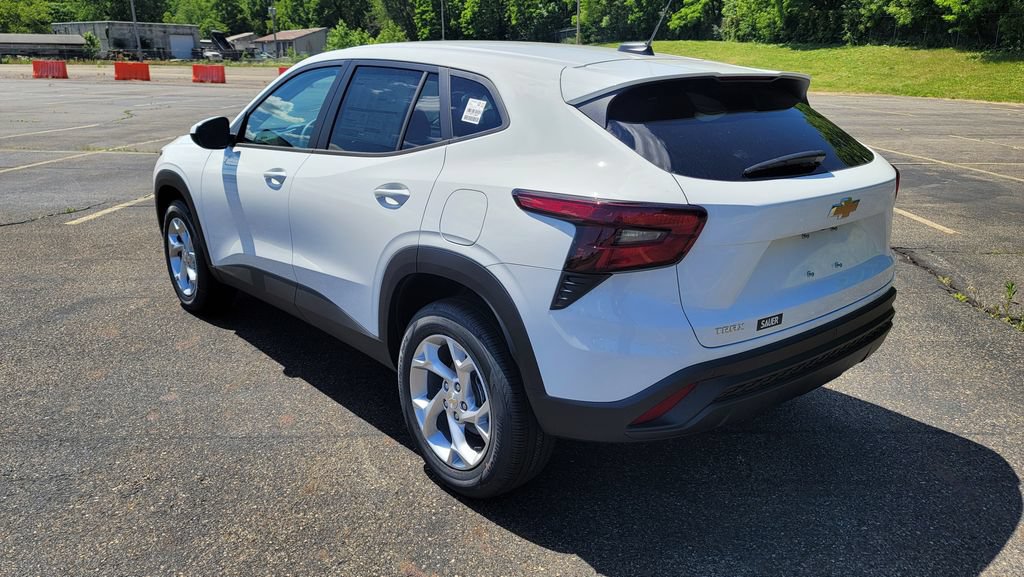 New 2026 Chevrolet Trax LS w/ LS Convenience Package FWD image 8