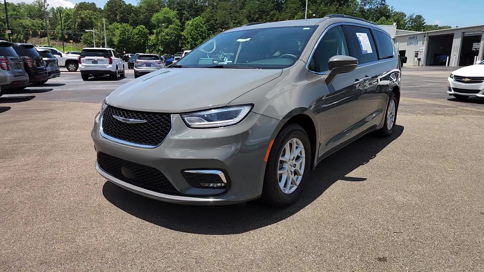 Used 2022 Chrysler Pacifica Touring-L FWD image 2