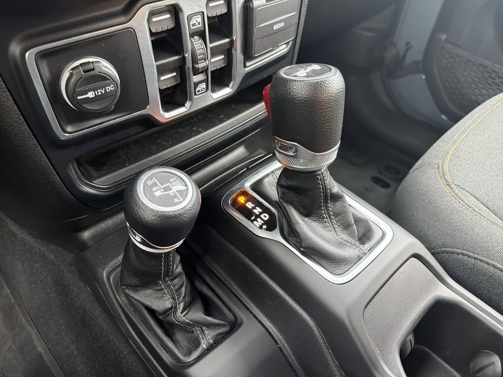 Used 2024 Jeep Wrangler Unlimited Sahara w/ Technology Group AWD/4WD image 28