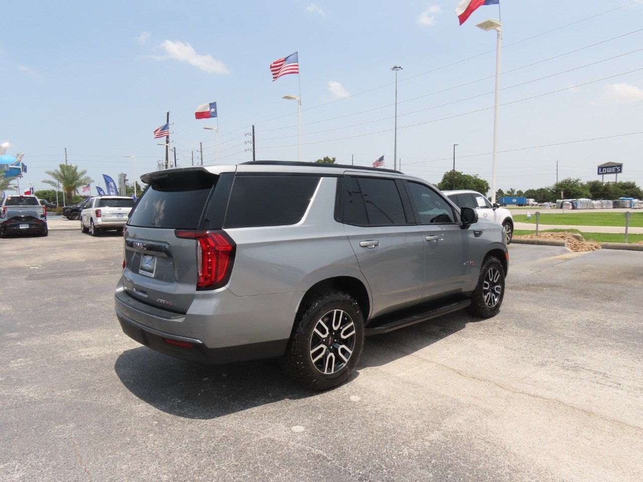 Used 2024 GMC Yukon AT4 w/ Technology Package AWD/4WD image 11