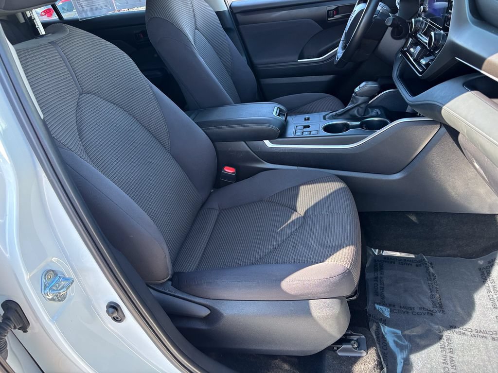 Used 2025 Toyota Highlander LE FWD image 33