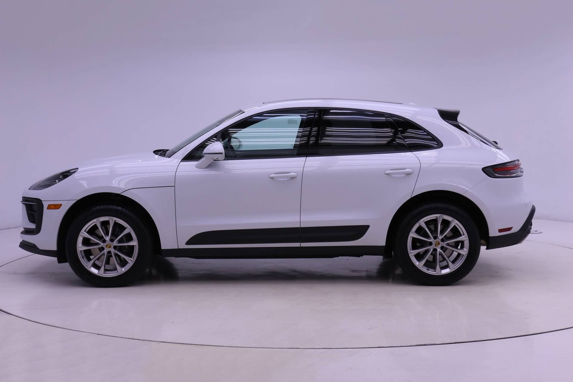 Used 2025 Porsche Macan AWD/4WD image 2