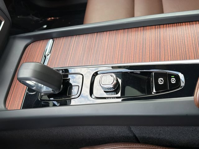Used 2023 Volvo XC60 B5 Plus FWD image 24