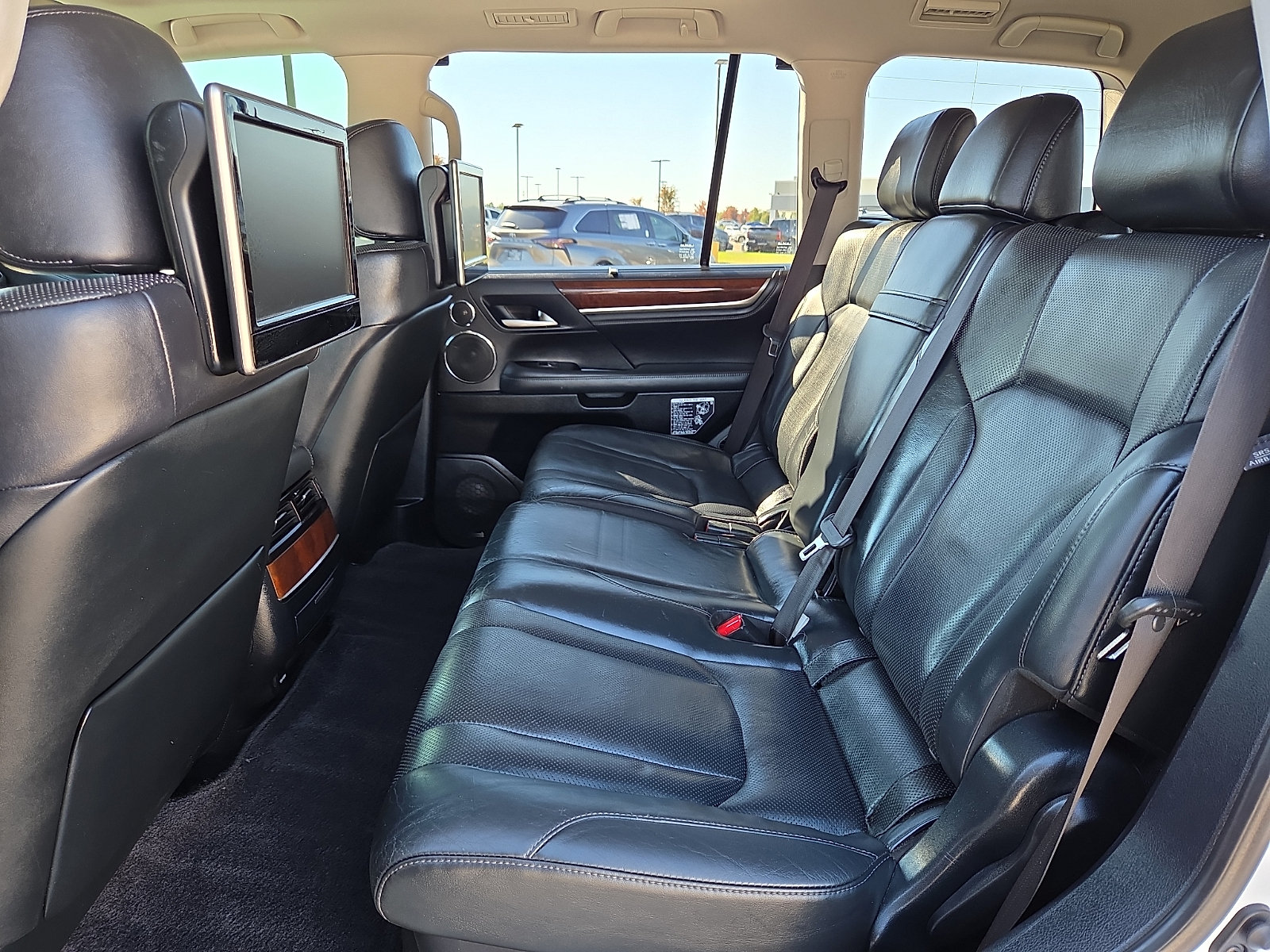 Used 2017 Lexus LX 570 4WD w/ Luxury Package image 11