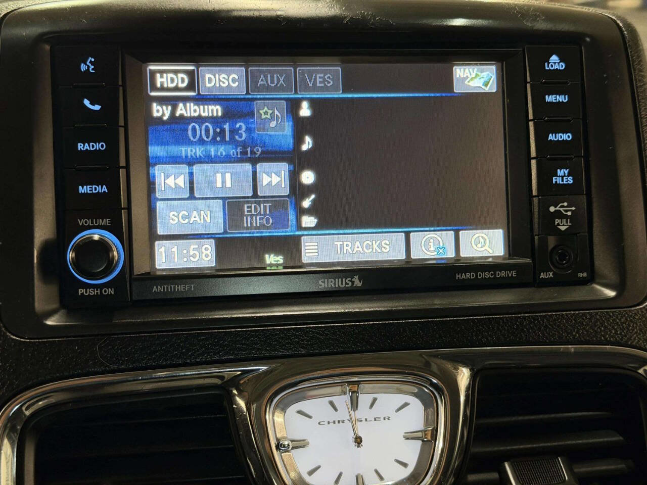 Used 2014 Chrysler Town & Country Touring-L image 44