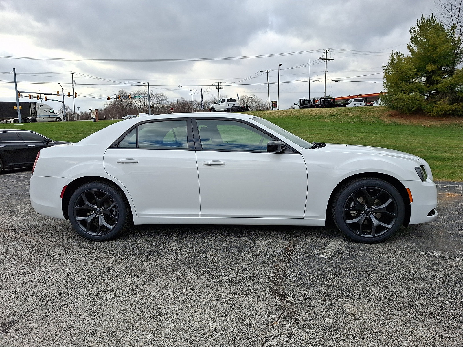 Used 2023 Chrysler 300 Touring w/ Sport Appearance Package image 9
