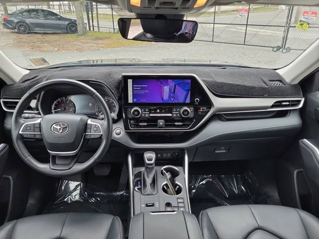 Used 2024 Toyota Highlander XLE FWD image 26
