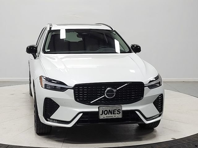 Used 2025 Volvo XC60 B5 Plus AWD/4WD image 2