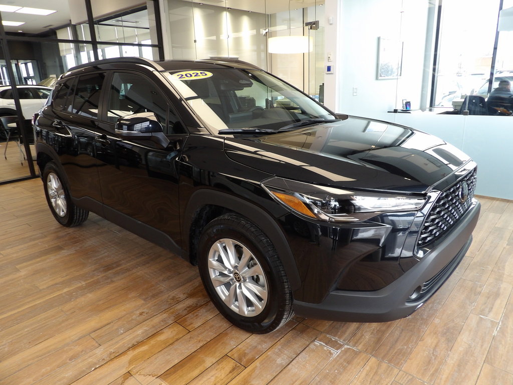 Used 2025 Toyota Corolla Cross LE image 3
