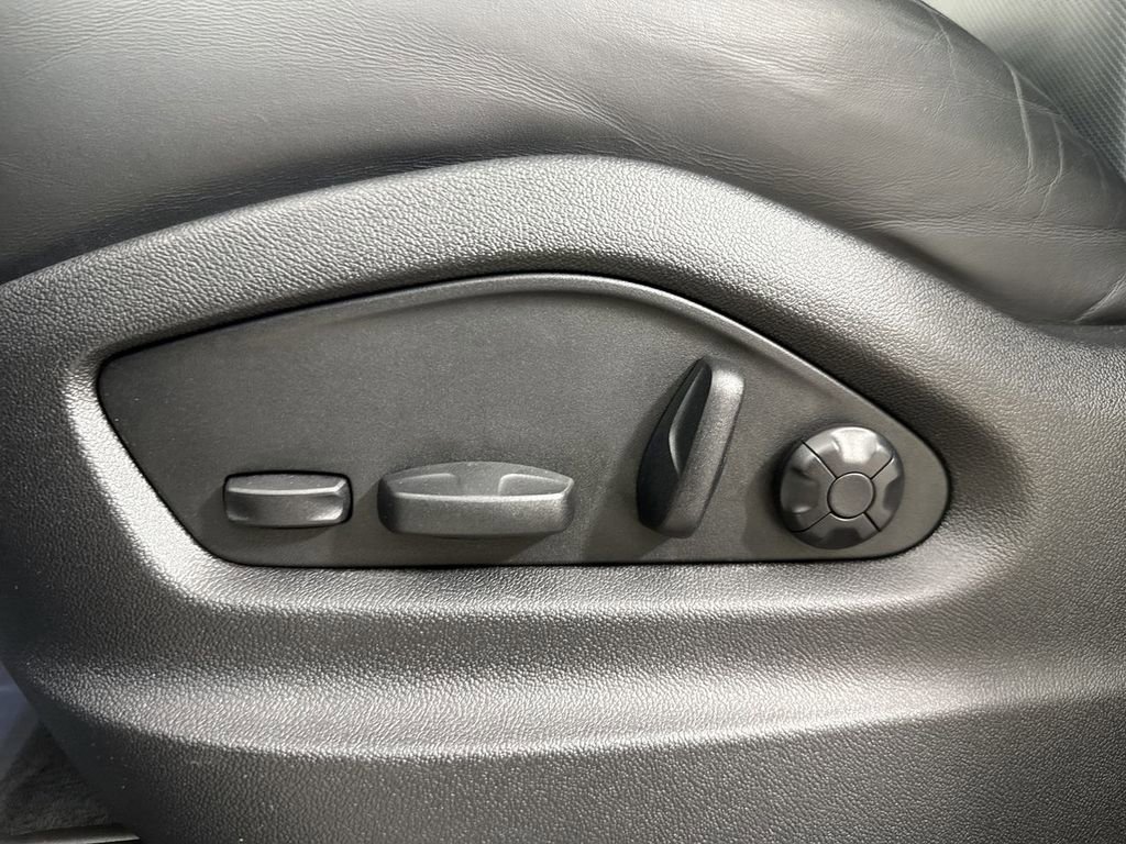 Certified 2023 Porsche Cayenne Platinum Edition image 40