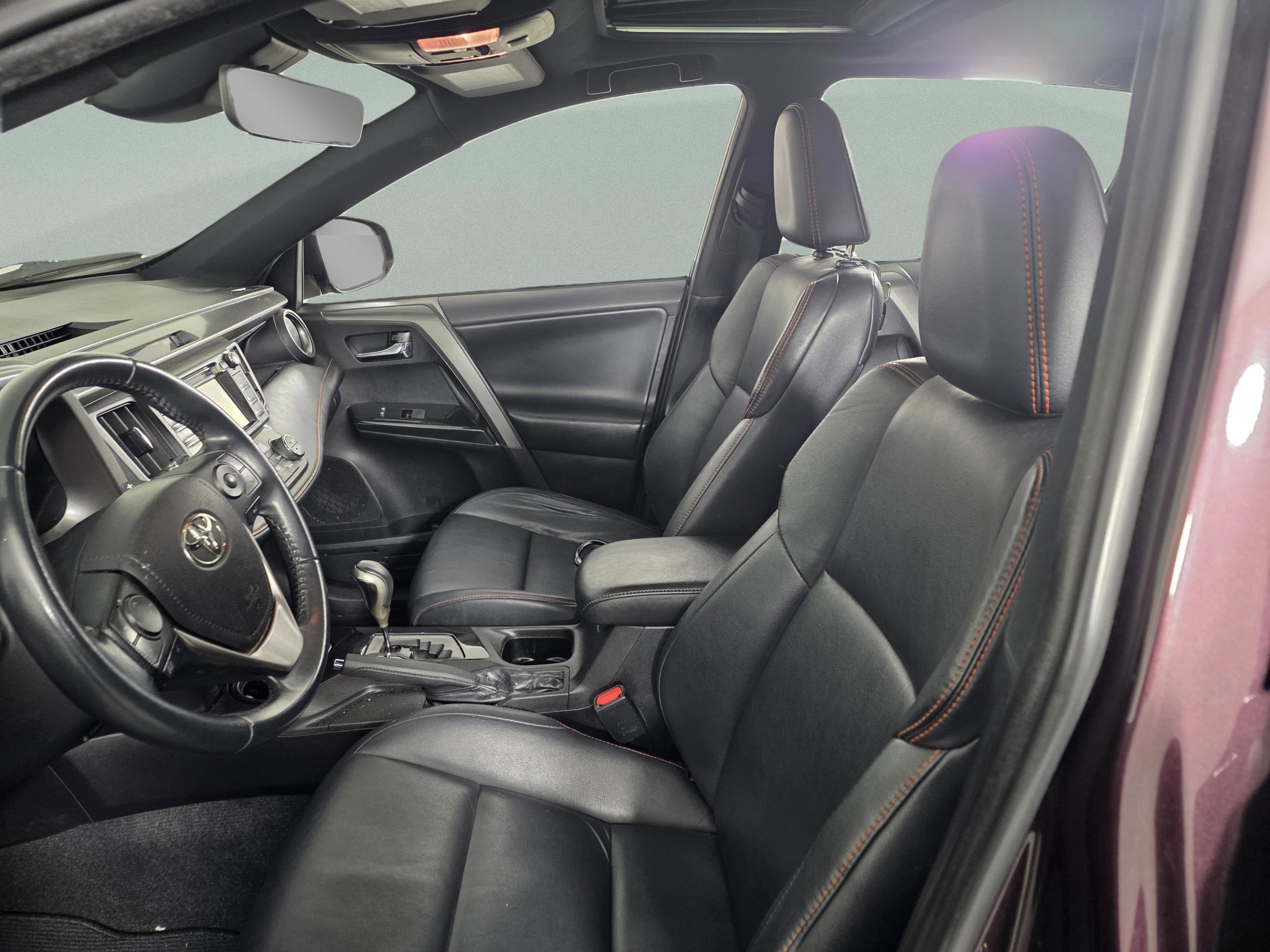 Used 2018 Toyota RAV4 SE image 9