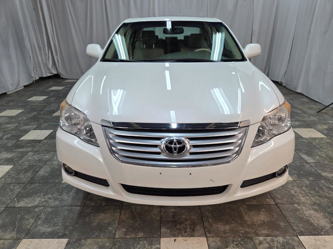 Used 2010 Toyota Avalon XLS FWD image 3
