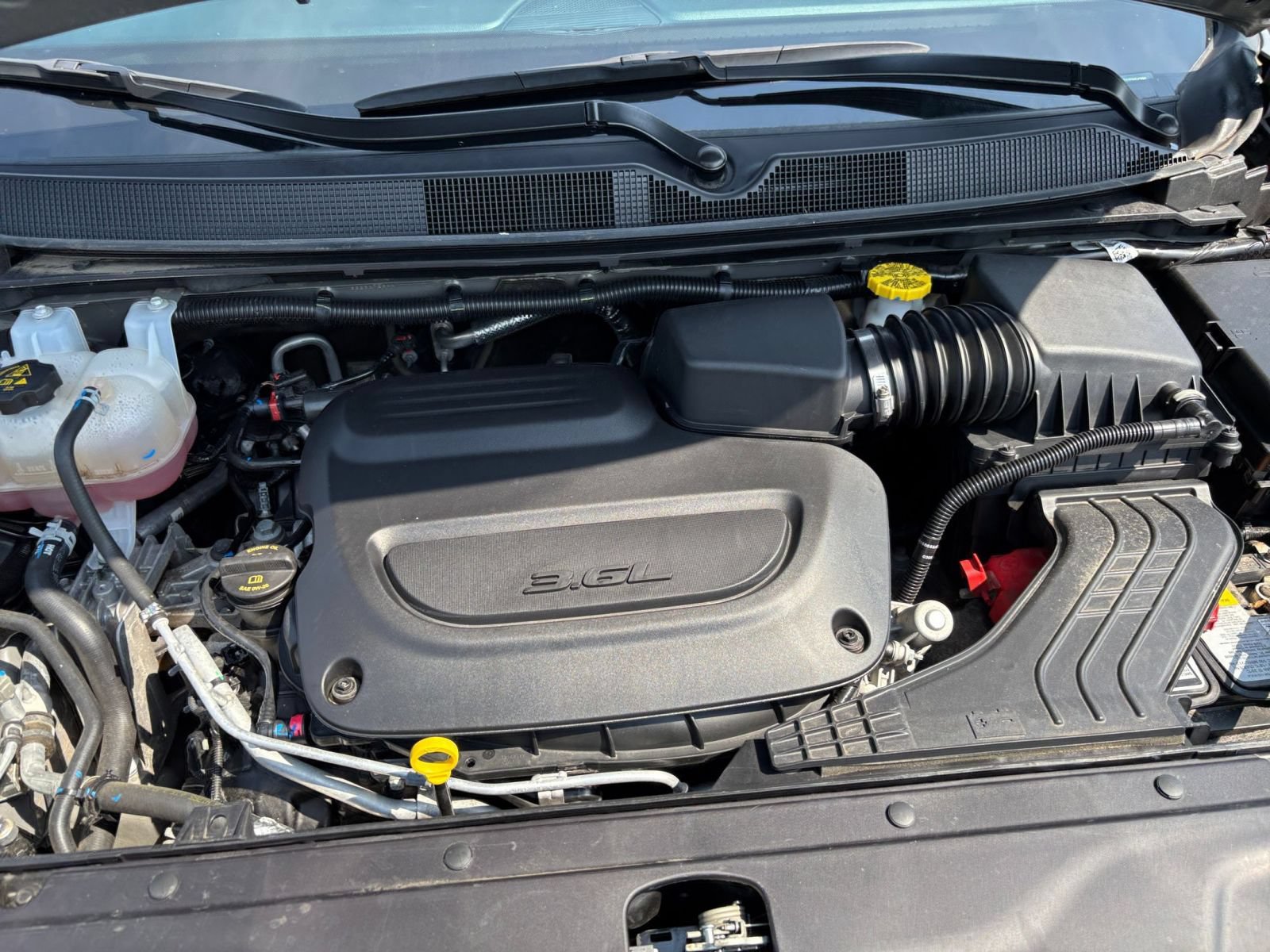 Used 2025 Chrysler Pacifica Limited FWD image 35