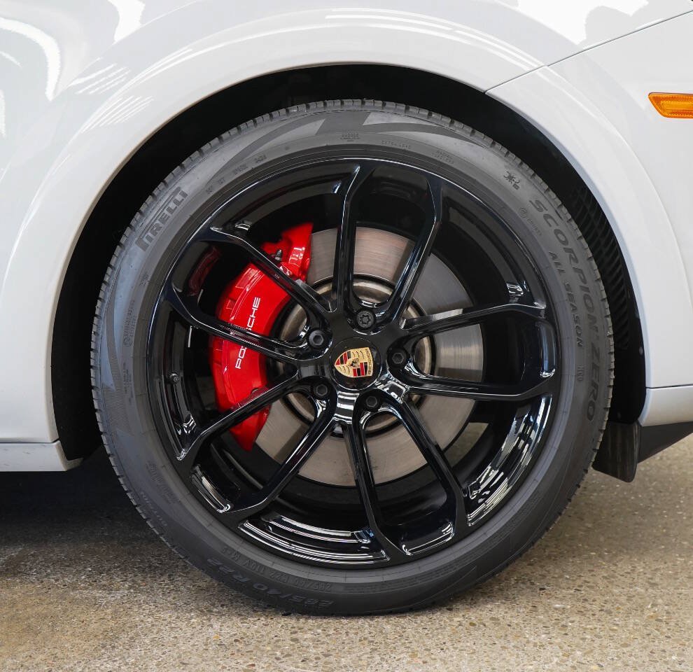 Used 2025 Porsche Cayenne GTS AWD/4WD image 19