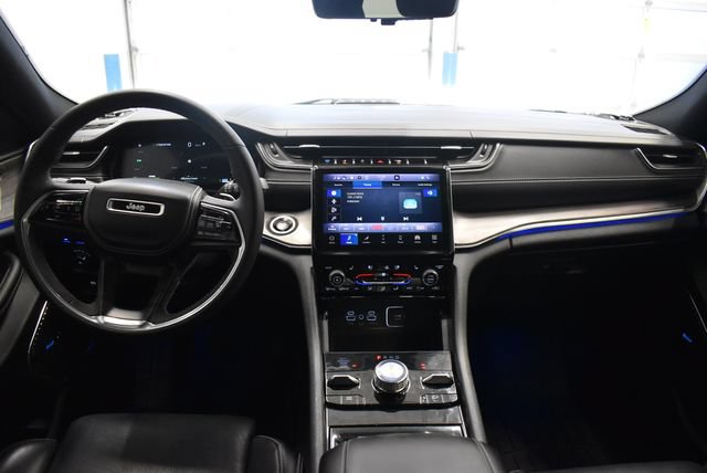 Used 2022 Jeep Grand Cherokee Overland w/ Luxury Tech Group IV AWD/4WD image 5