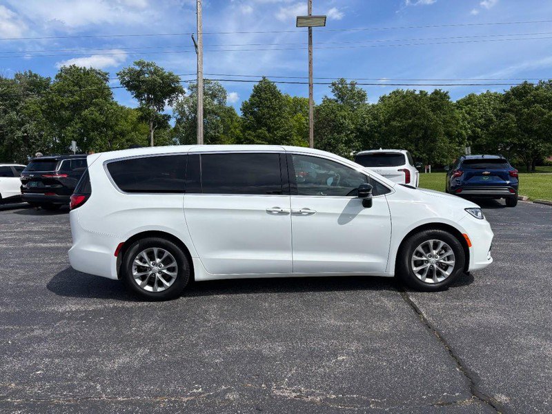 Used 2026 Chrysler Pacifica Limited FWD image 6