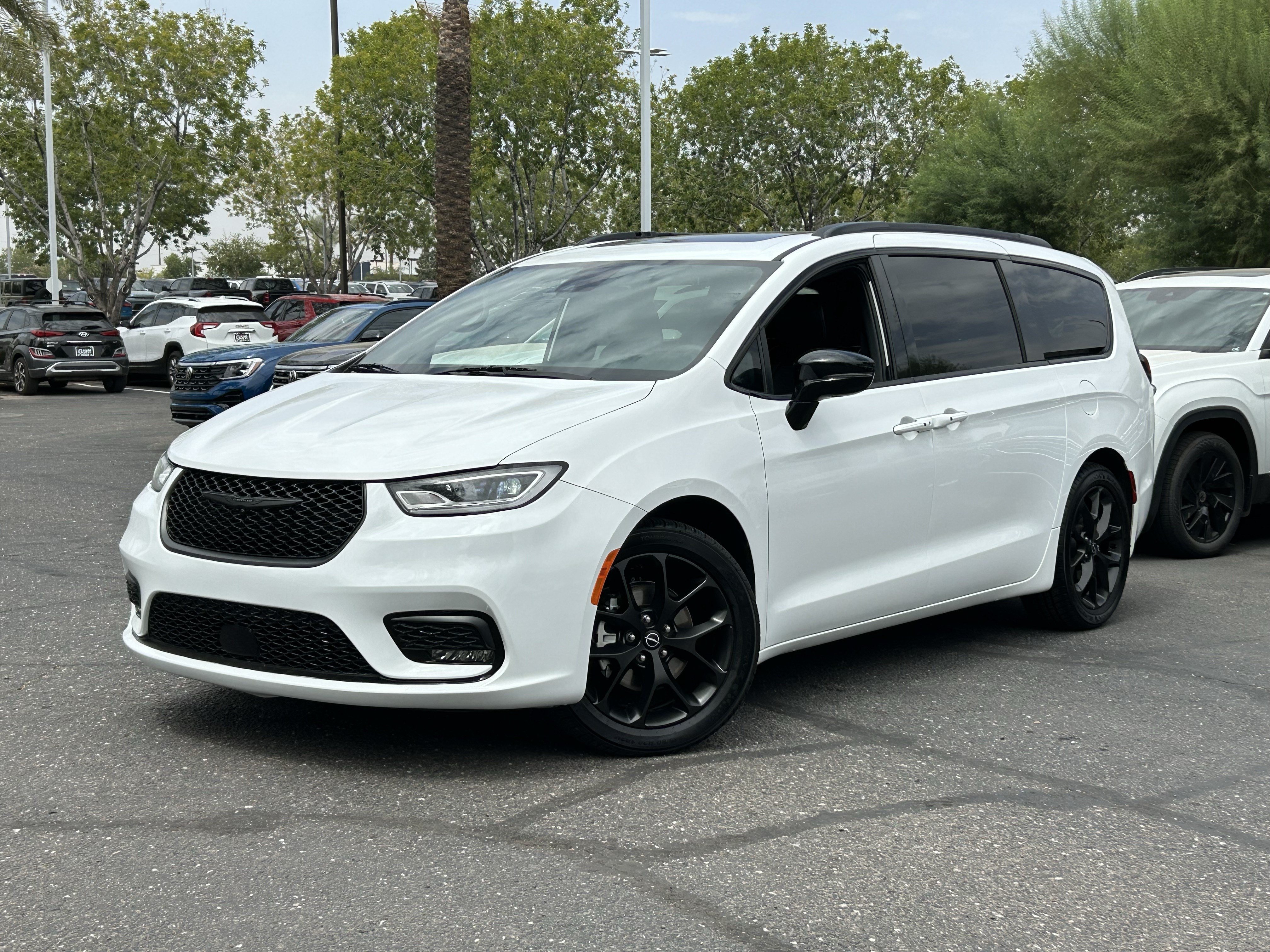 Used 2025 Chrysler Pacifica Limited FWD image 32